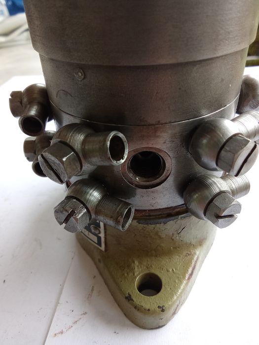 Маслена помпа за смазване принудително на търкалящи,плъзгащи елементи