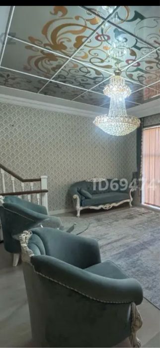 Для гостинный почти новый диван