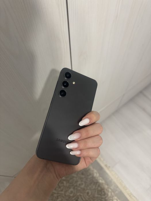 Продам Samsung Galaxy s24 128 гб 160000