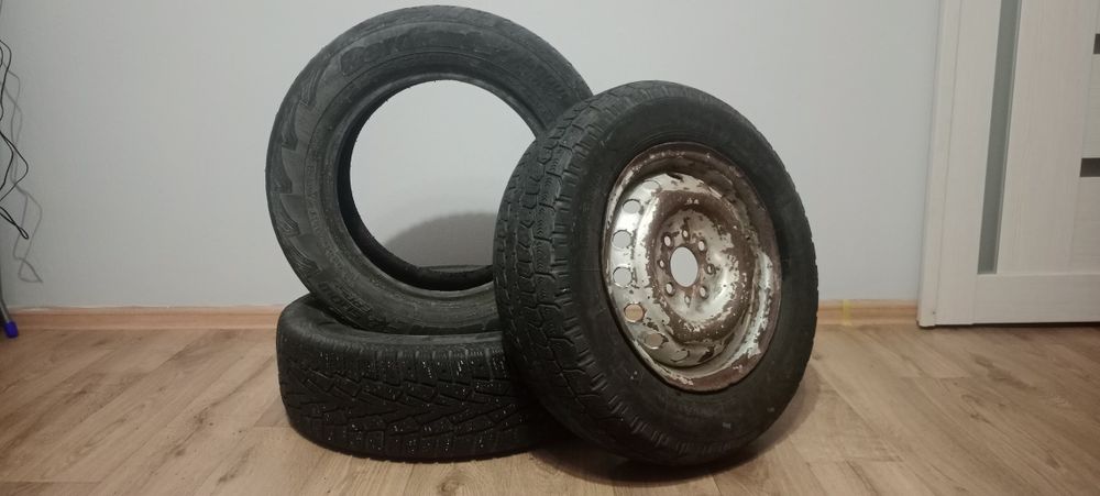 Продам две Зимние Резины и Диск на R13 с камерой, подойдёт как запаска