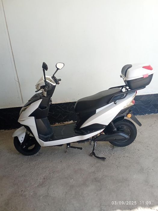 Skuter sotiladi batarelari yangi qoyilgan umuman ishi yo tezligi 60