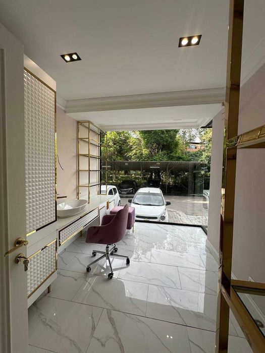 Ц-1
Ориентир: Divan, Black Star Burger
1 линия 
95 м² + 30 м² подвал