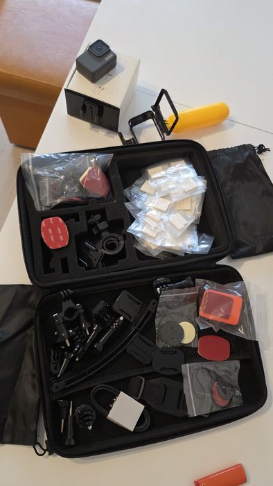 Vand GoPro Seria 7, cu multe accesorii incluse