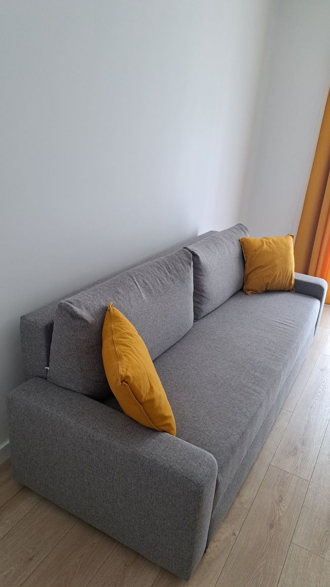 Canapea Ikea extensibila și cu spații de depozitare
