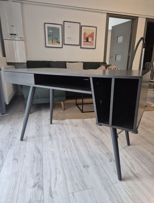 Birou de lemn maro închis