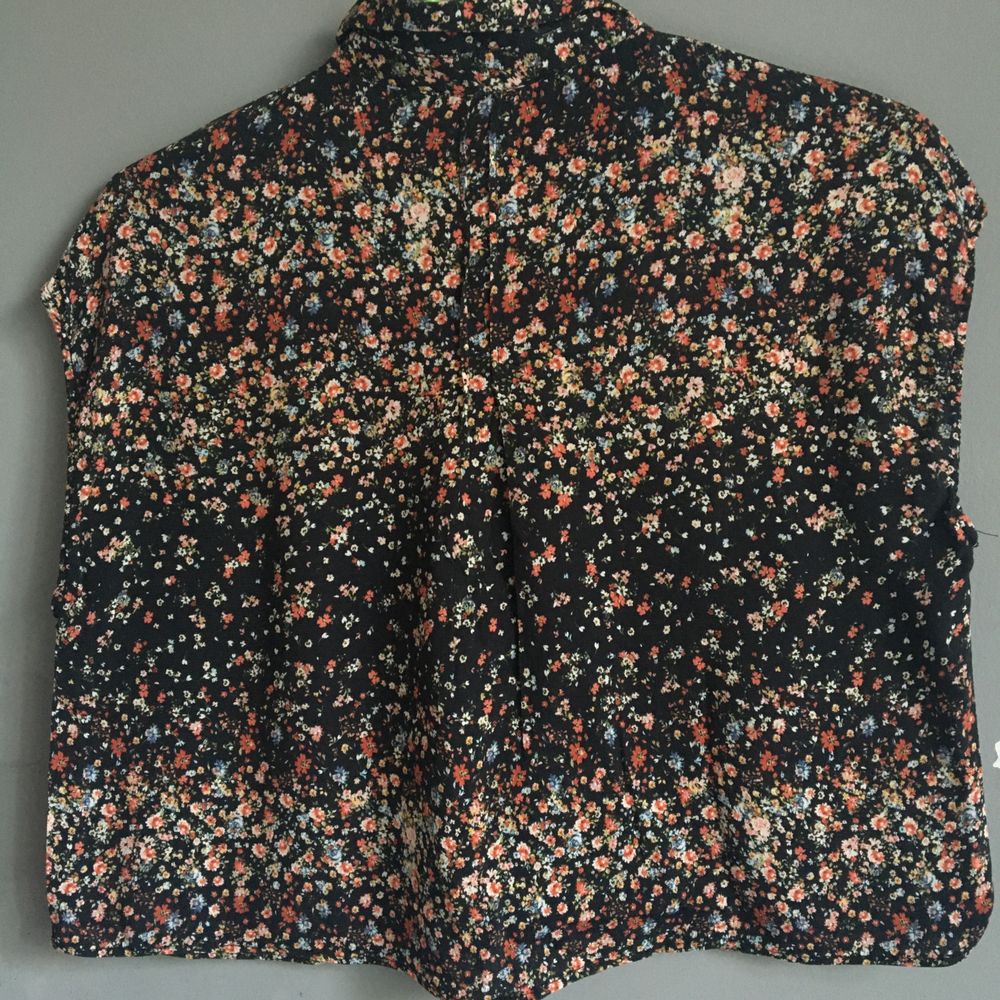 Camasuta neagra cu floricele multicolore.