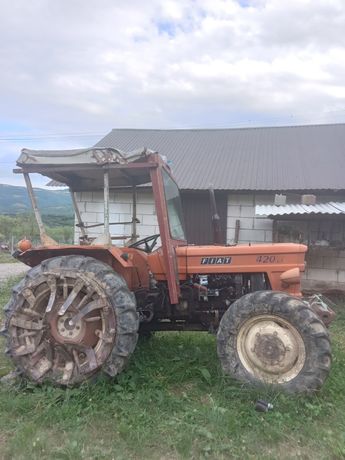 Vând/dezmembrez tractor