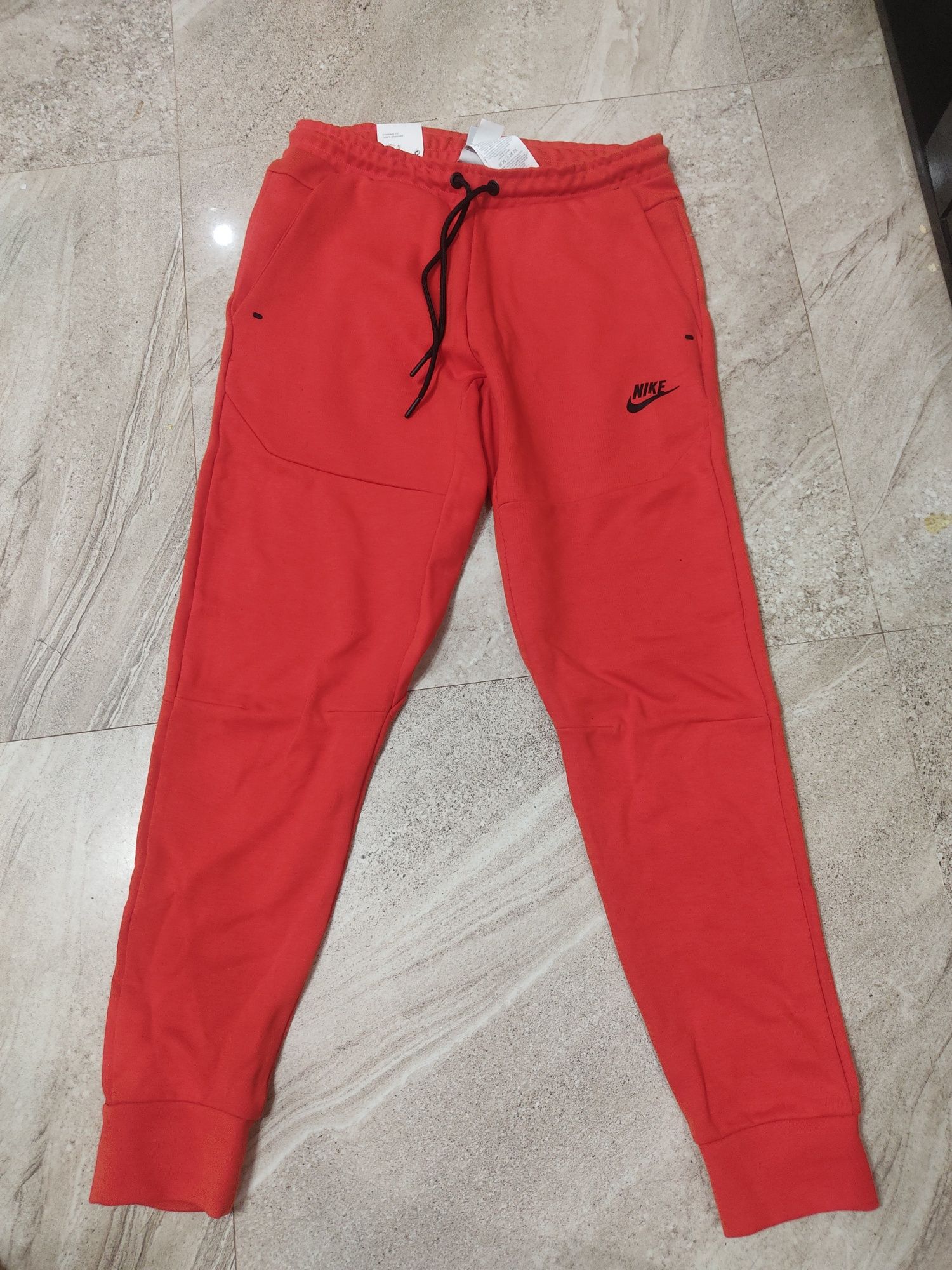Nike tech fleece red