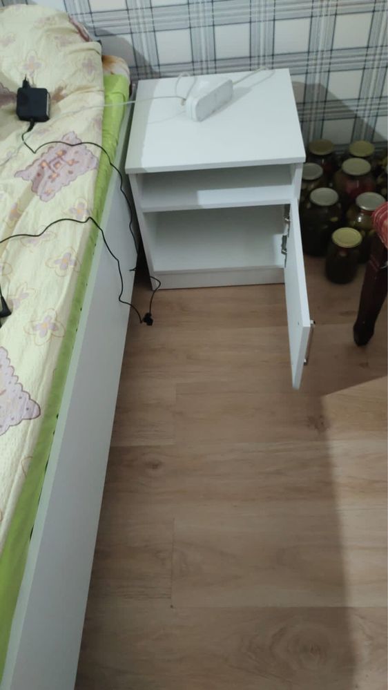 Продам спальную кровать и 2 тумбы 160*200