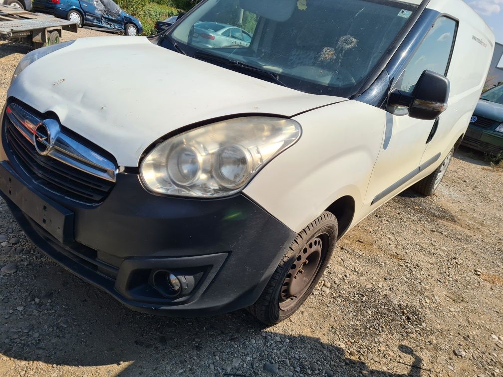 Dezmembrez Opel combo 1.2i 2012