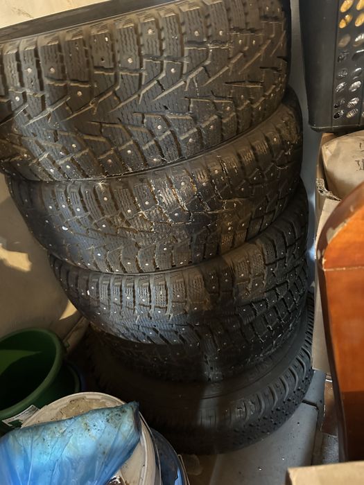 Продам шипованный  покрышки