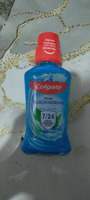 Vand apă de gură colgate