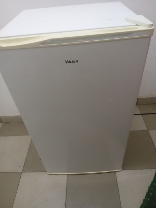 Продам маленький холодильник офисный