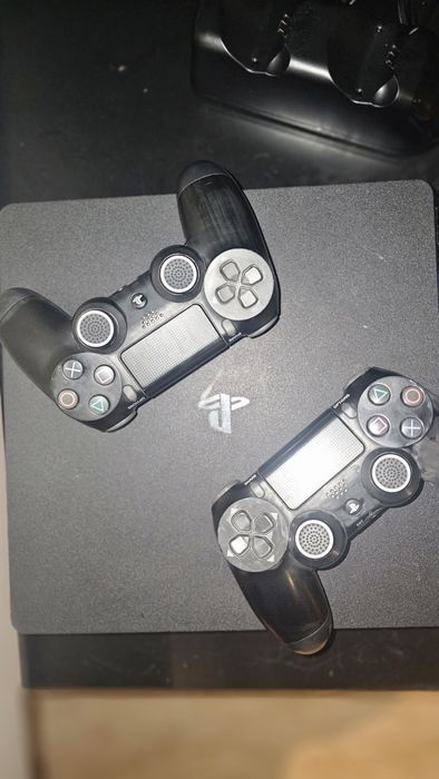 PS4 Slim 500GB + 2 controllere + GTA V + FIFA 21 – gata de joacă!
