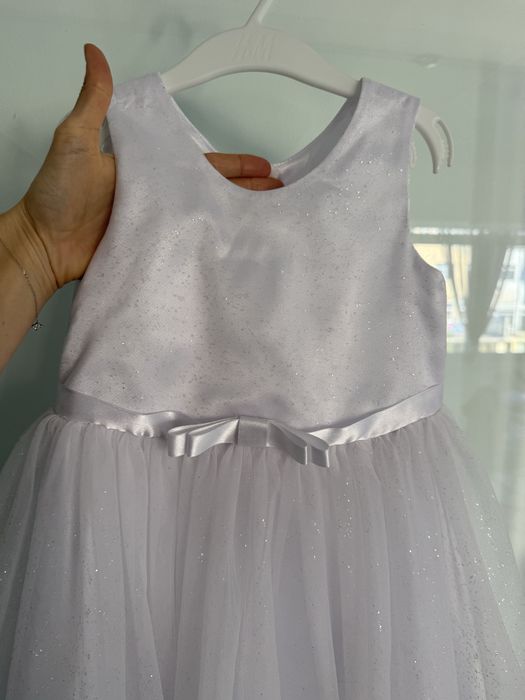 Детска официална бяла рокля с блестящ тюл