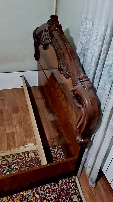 Кровать, комод, тумбы, зеркало