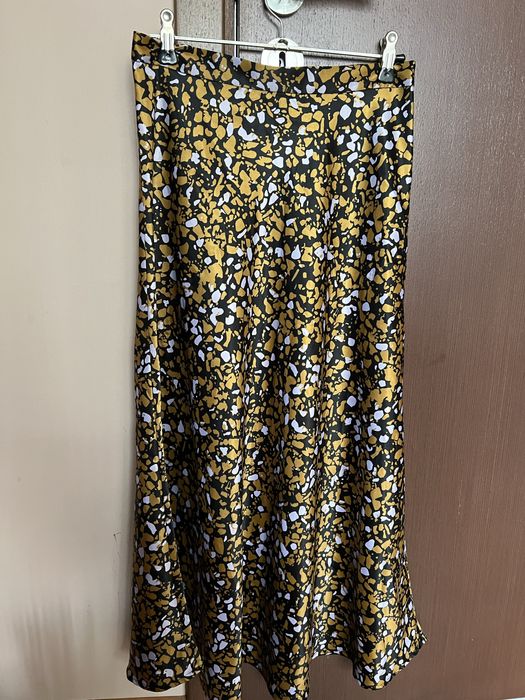 Monkl сатенирана пола midi дължина размер С-25 лв