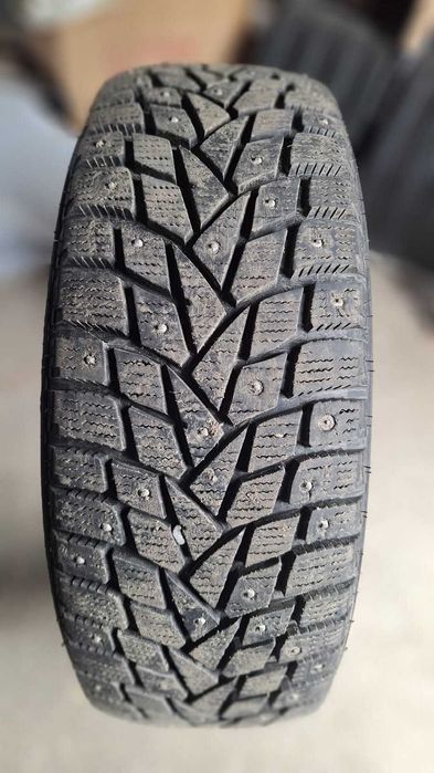 Шипованная резина dunlop 215/55/17 - 4шт, б/у