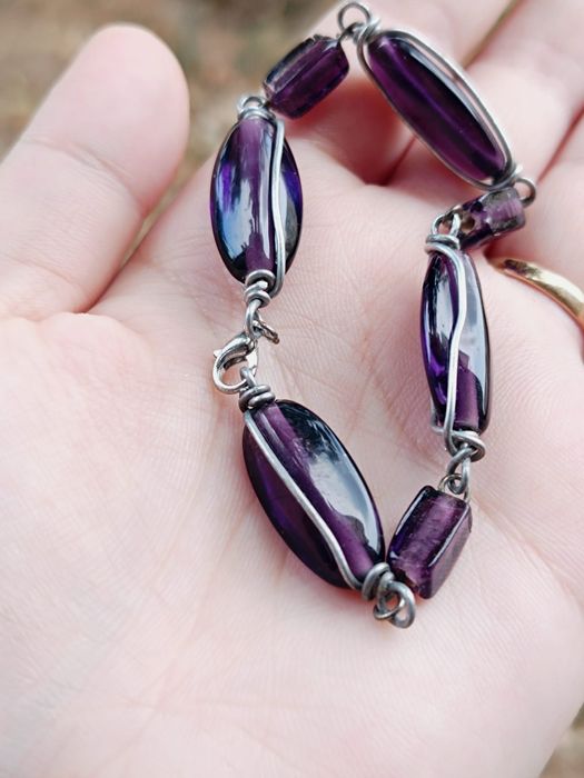 Veche bratara din sticla mov