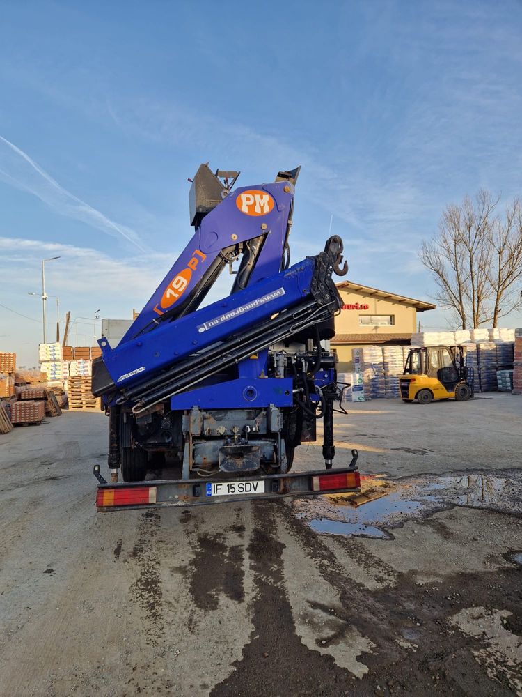 Camion DAF cu macara