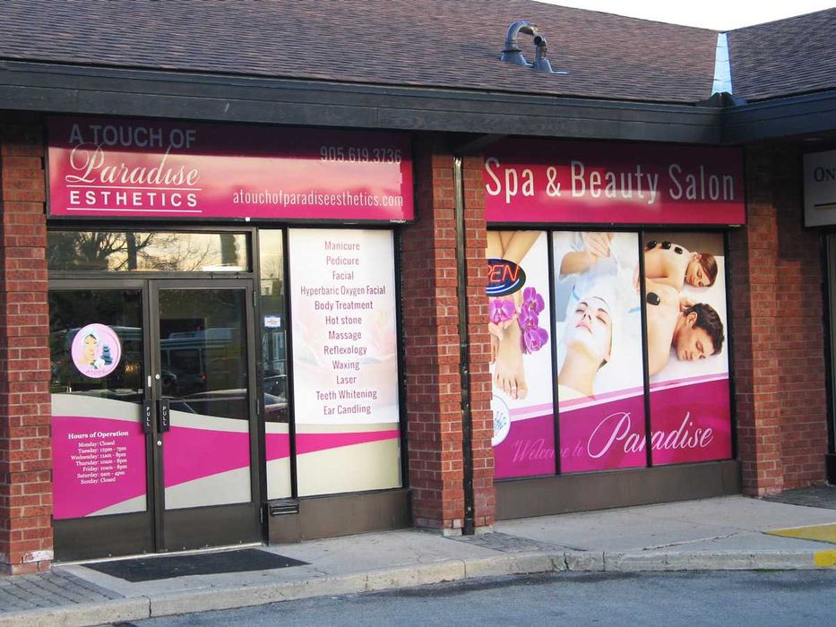 Autocolant tip perforat (window graphics) pentru colantare magazine