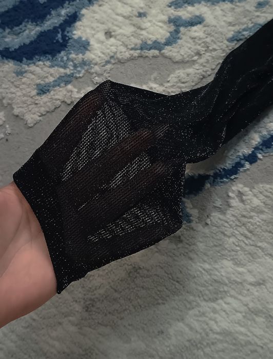 Bluza neagra fara umeri cu sclipici