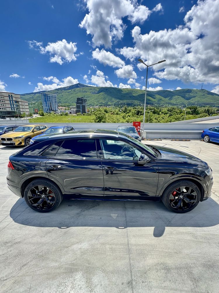 Черен джип Audi SQ8 под наем за абитуриентски бал