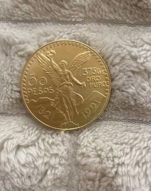 Vând moneda 50 de pesos placată cu aur de 24k