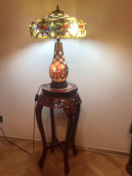 Veioza,lampa stil Tiffany cu masuta sculptata in lemn de cires