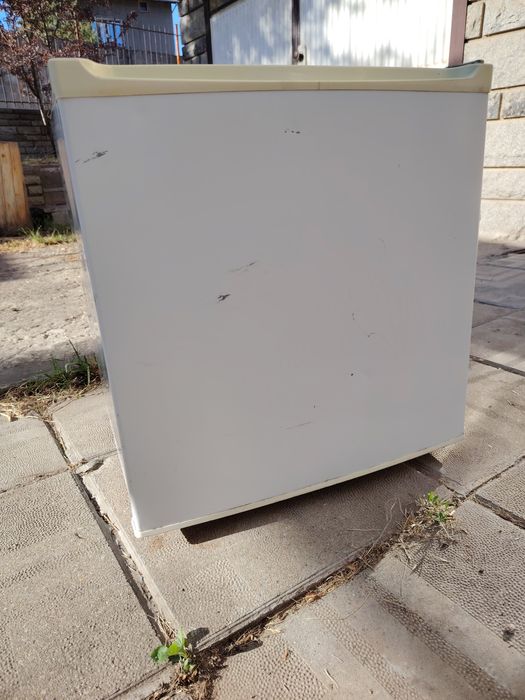 Компресорен хладилник Amica 12/ 24V с размери 34x48x51