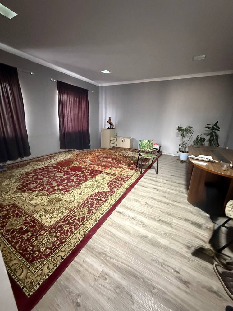 Чирчик. Продаётся участок 12 соток с зданием 400кв/м. Первая линия