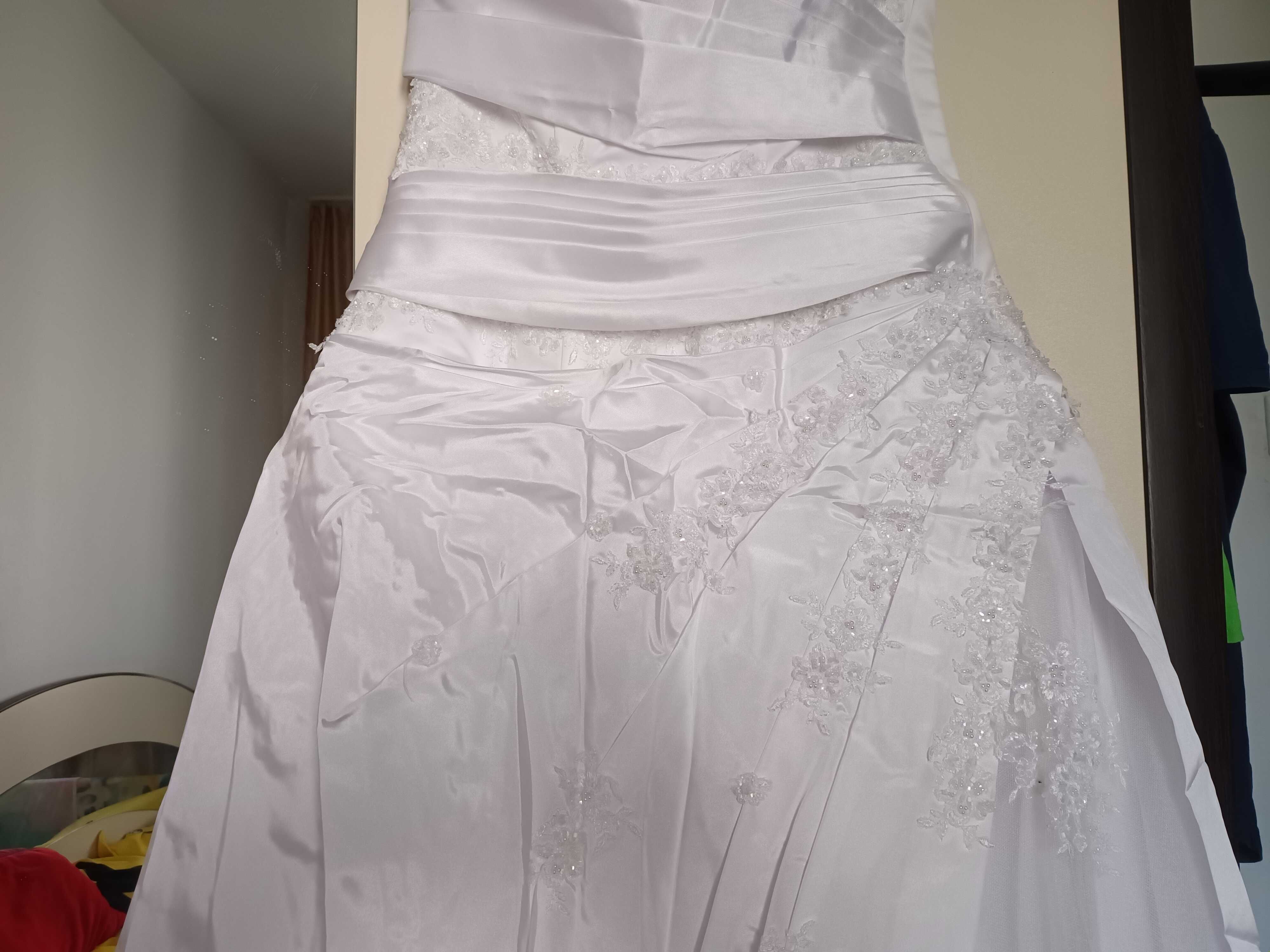 Rochie de mireasă Albă cu broderie măsura 38