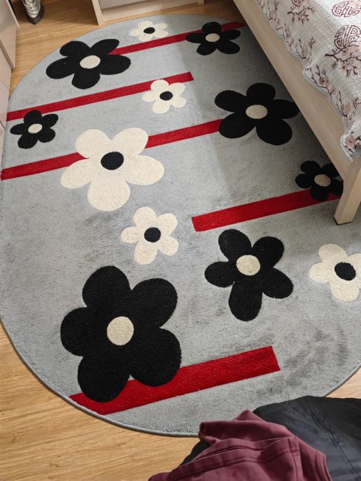 Продам овальный ковер. 150/230. Плотный. В хорошем состоянии. Турция