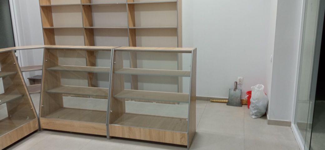 Продам стеллажи и витрины для магазина