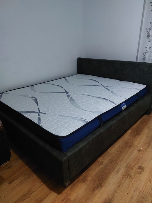 Pat nou tapițat plus saltea nouă