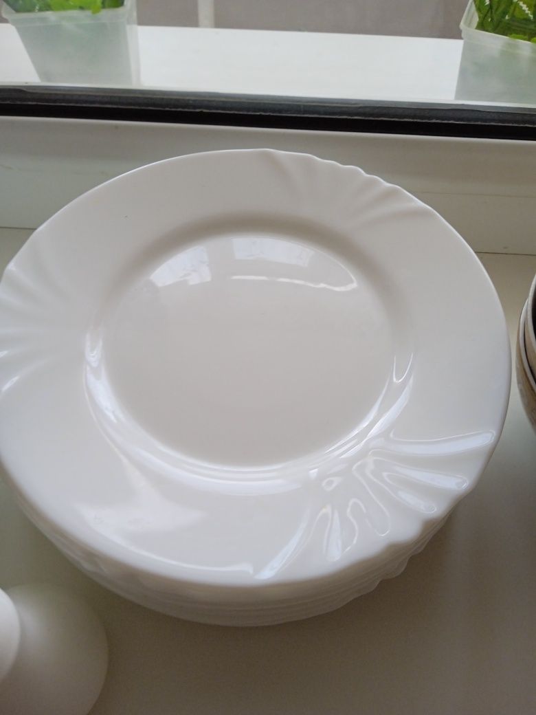 Белые тарелки пиалы и другая посуда