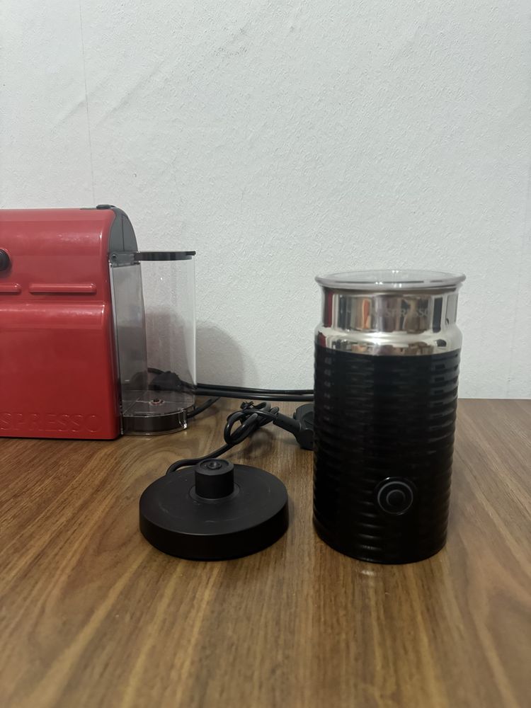 Кафемашина Nespresso Inissia + Aerochino! Нови!