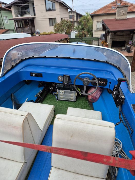 Продавам лодка с колесар ,не е регестрирана ,мотор 50 к маринер