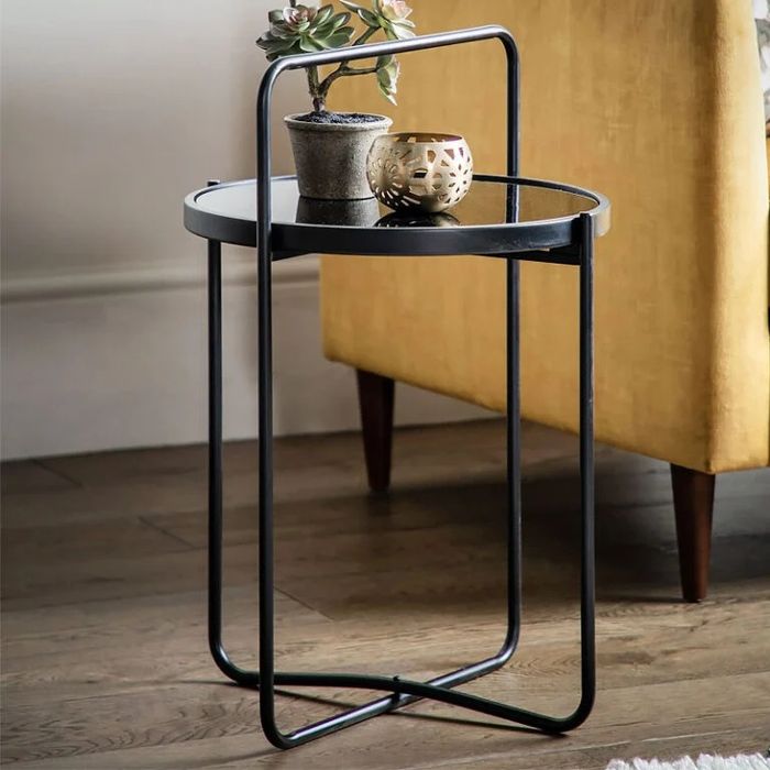 Măsuță deosebită, cu blat de sticlă