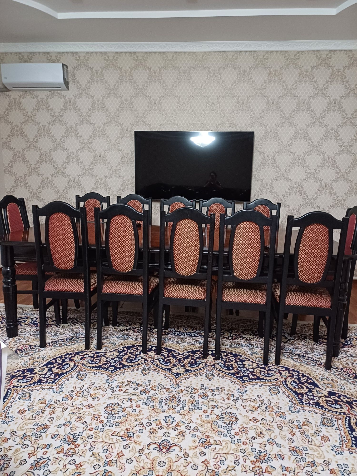 Стол со стульями