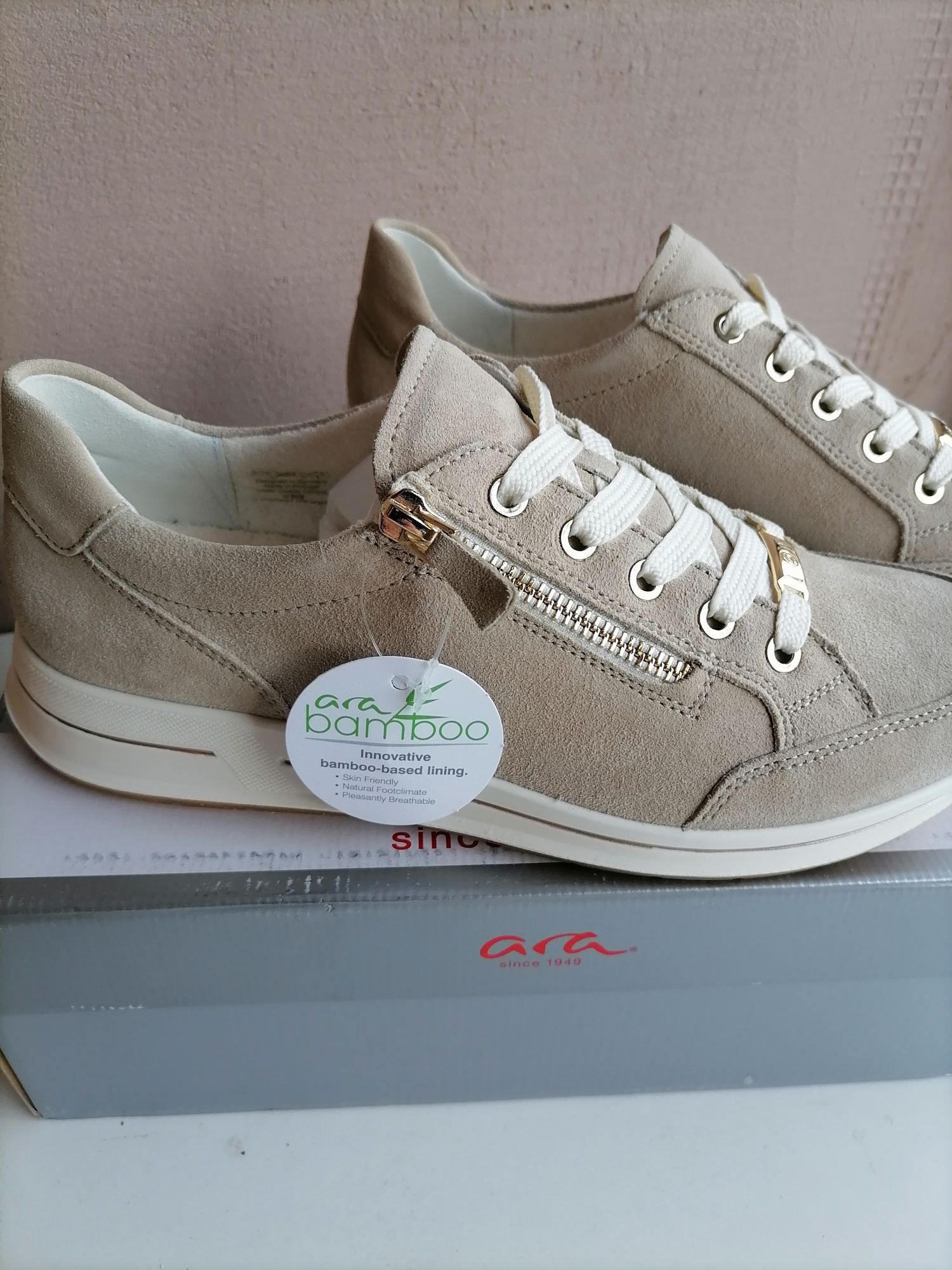 Adidasi ara piele întoarsă