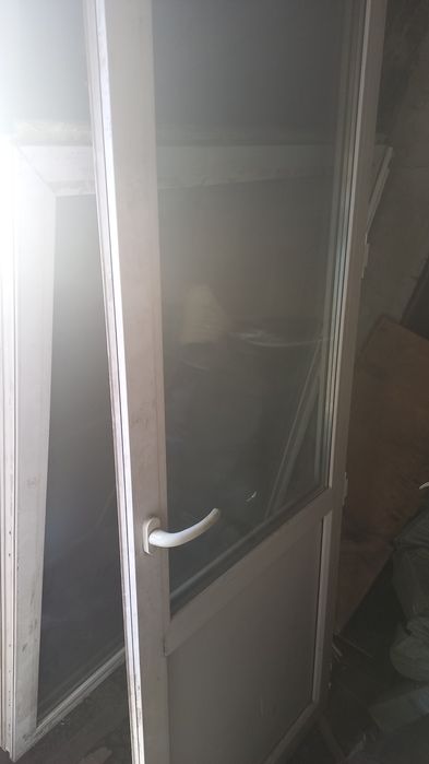 Окно с коробкой и дверь без коробки пластиковые.