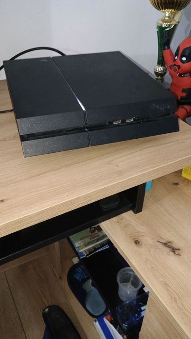 Vând PS4 cu patru jocuri incluse și cu volan de colecție inclus