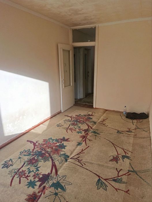 Продам 3ком кв 4мик 1этаж вдоль дороги