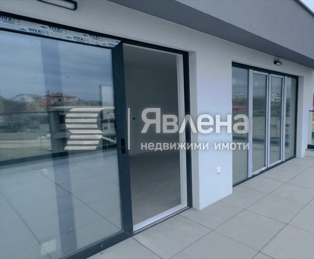 Стилна триетажна къща с басейн