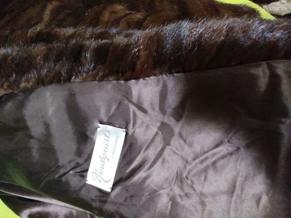 Vând haina de blană naturală