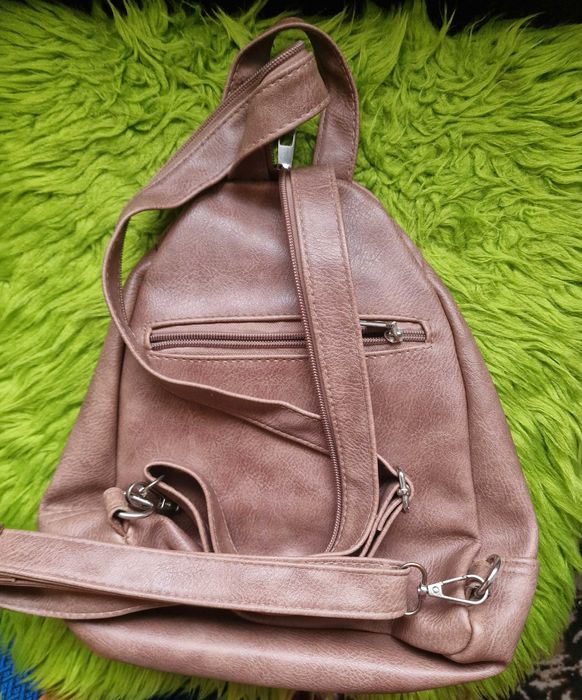 Раница с няколко джоба