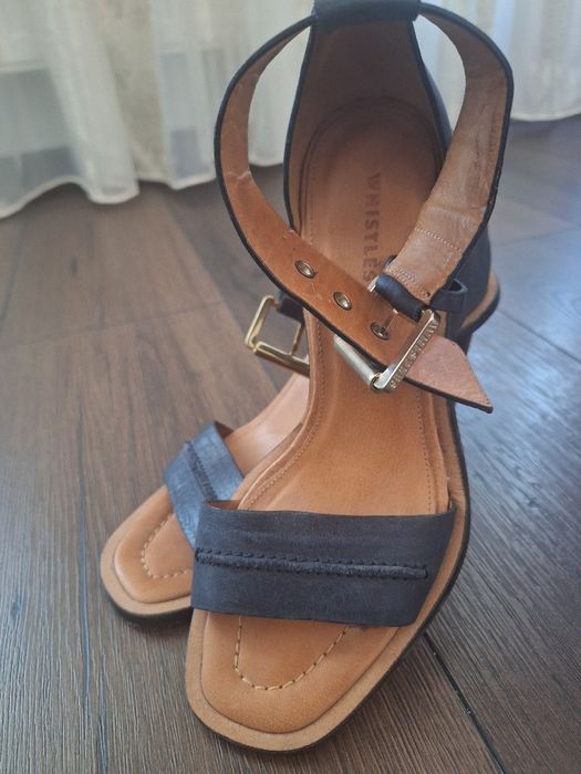 Sandale whistles