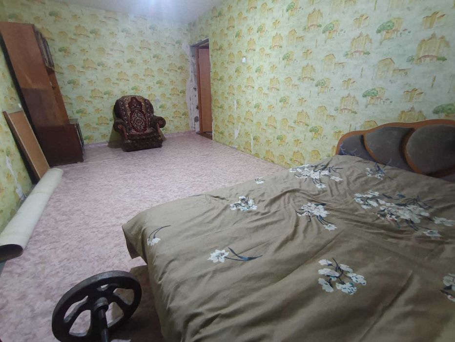 Продам 1 комнатную  квартиру  по Абая 5/5 эт