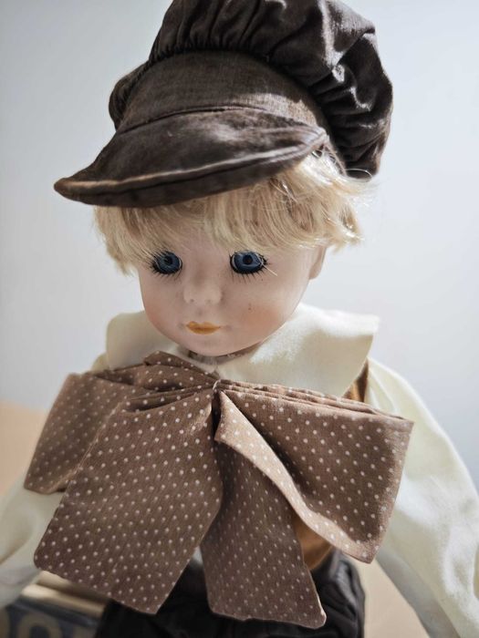 Baiat de porțelan păpușa